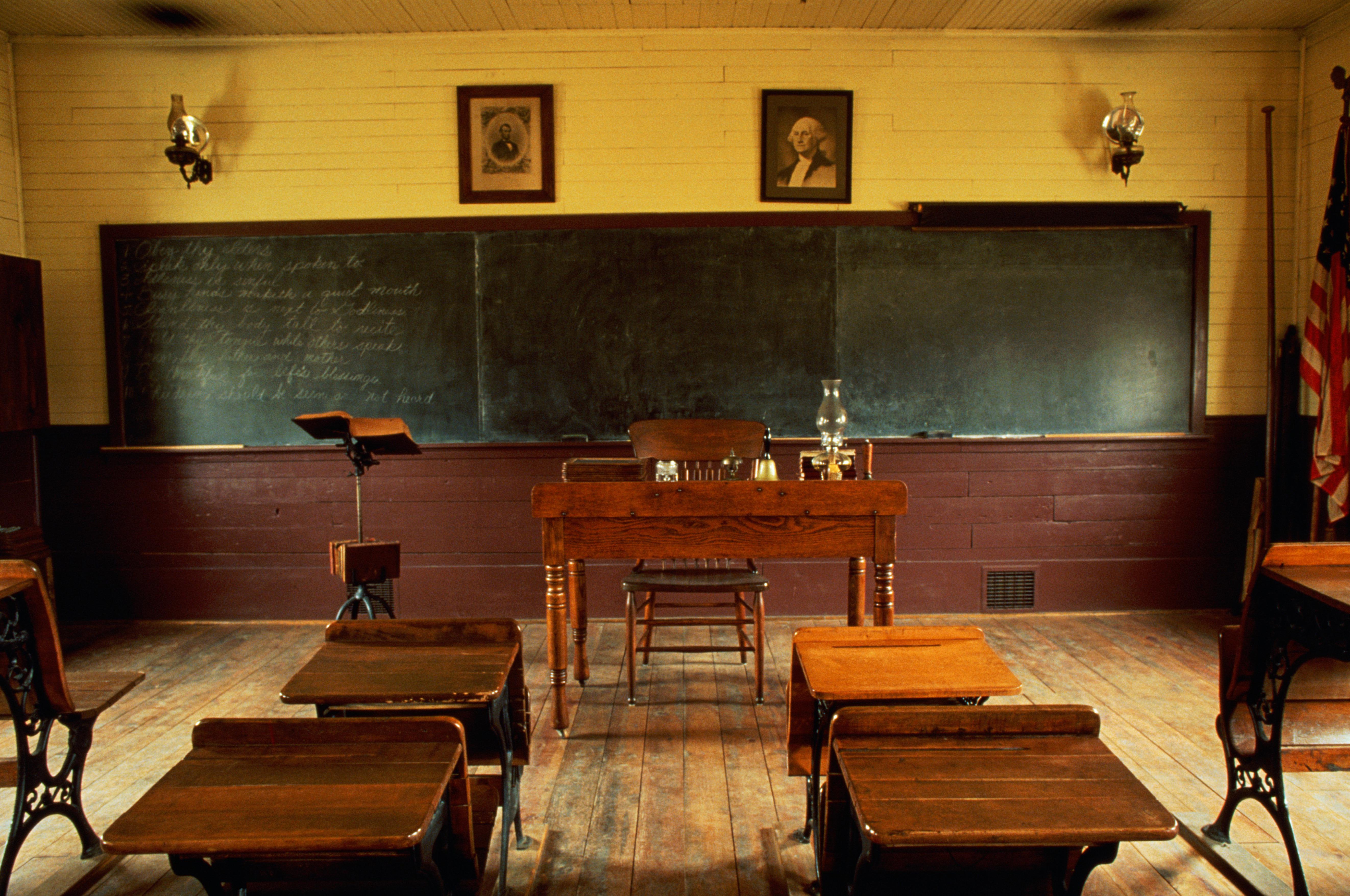 SCHOOL HOUSE IN NAPOR VILLAGE, ILLINOIS