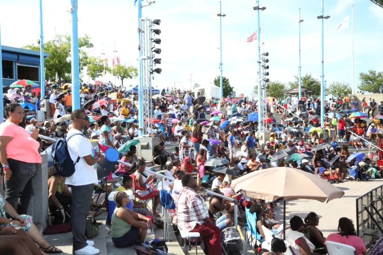 Sites, Sounds, and Fun In The Sun At Praise 103.9's Praise In the Park (Crowd Shots)