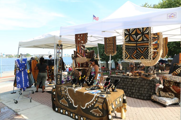 Sites, Sounds, and Fun In The Sun At Praise 103.9's Praise In the Park (Crowd Shots)