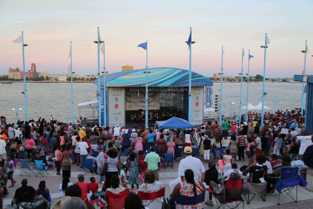 Crowd & Vendors Praise 103.9