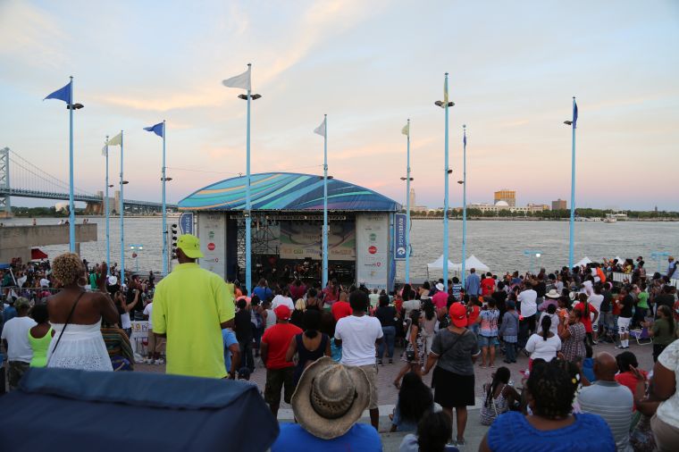 Sites, Sounds, and Fun In The Sun At Praise 103.9's Praise In the Park (Crowd Shots)