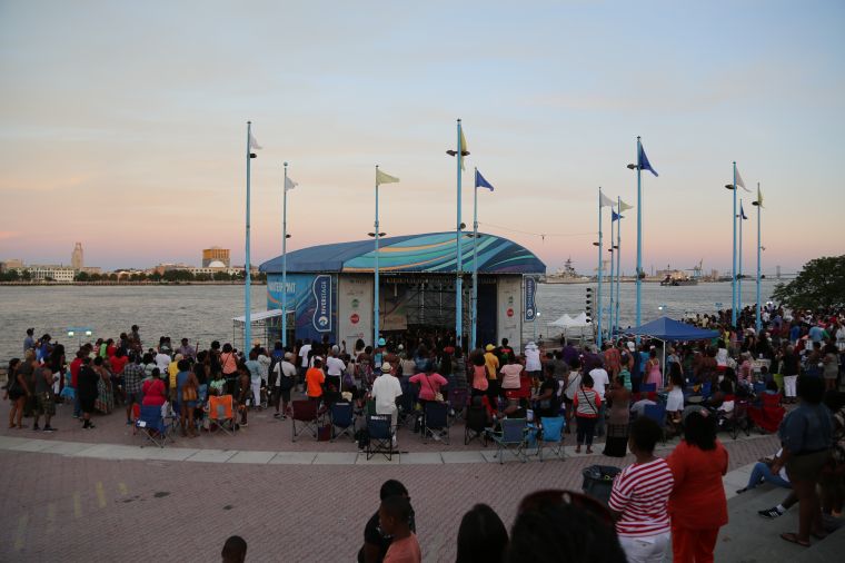 Sites, Sounds, and Fun In The Sun At Praise 103.9's Praise In the Park (Crowd Shots)