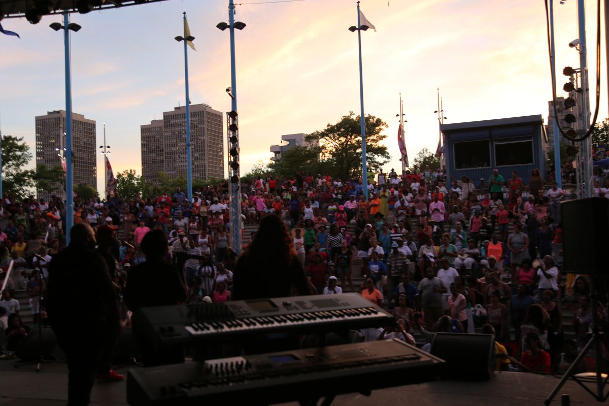 Crowd & Vendors Praise 103.9