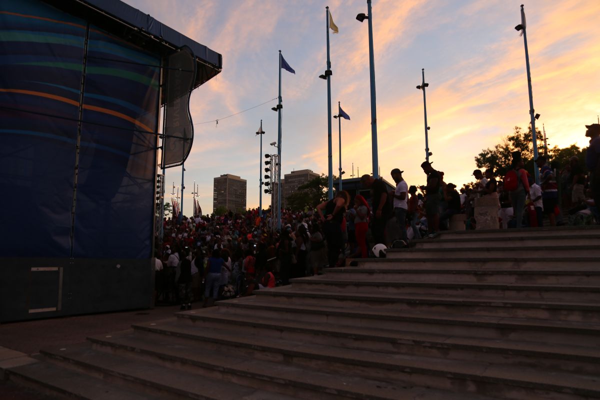 Crowd & Vendors Praise 103.9