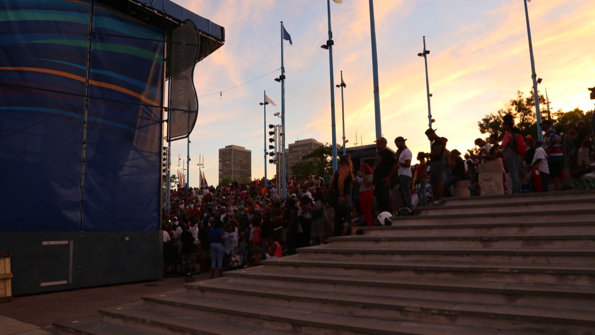 Crowd & Vendors Praise 103.9