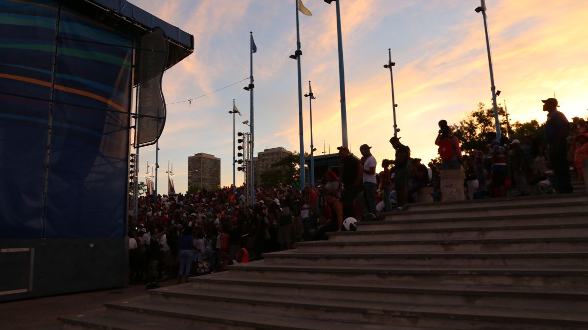 Crowd & Vendors Praise 103.9